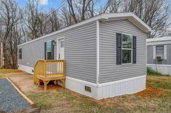 Manufactured home finished with a wood deck and steps built by SetCo